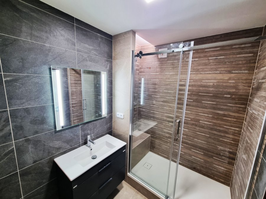 Koupelna se sprchovým koutem, kombinací obkladů Halley Taupe a Tapiso Natural LOS KACHLOS a čirým sklem. Realizace interiéru Svitavy, Hradec Králové | Pemtrade.cz