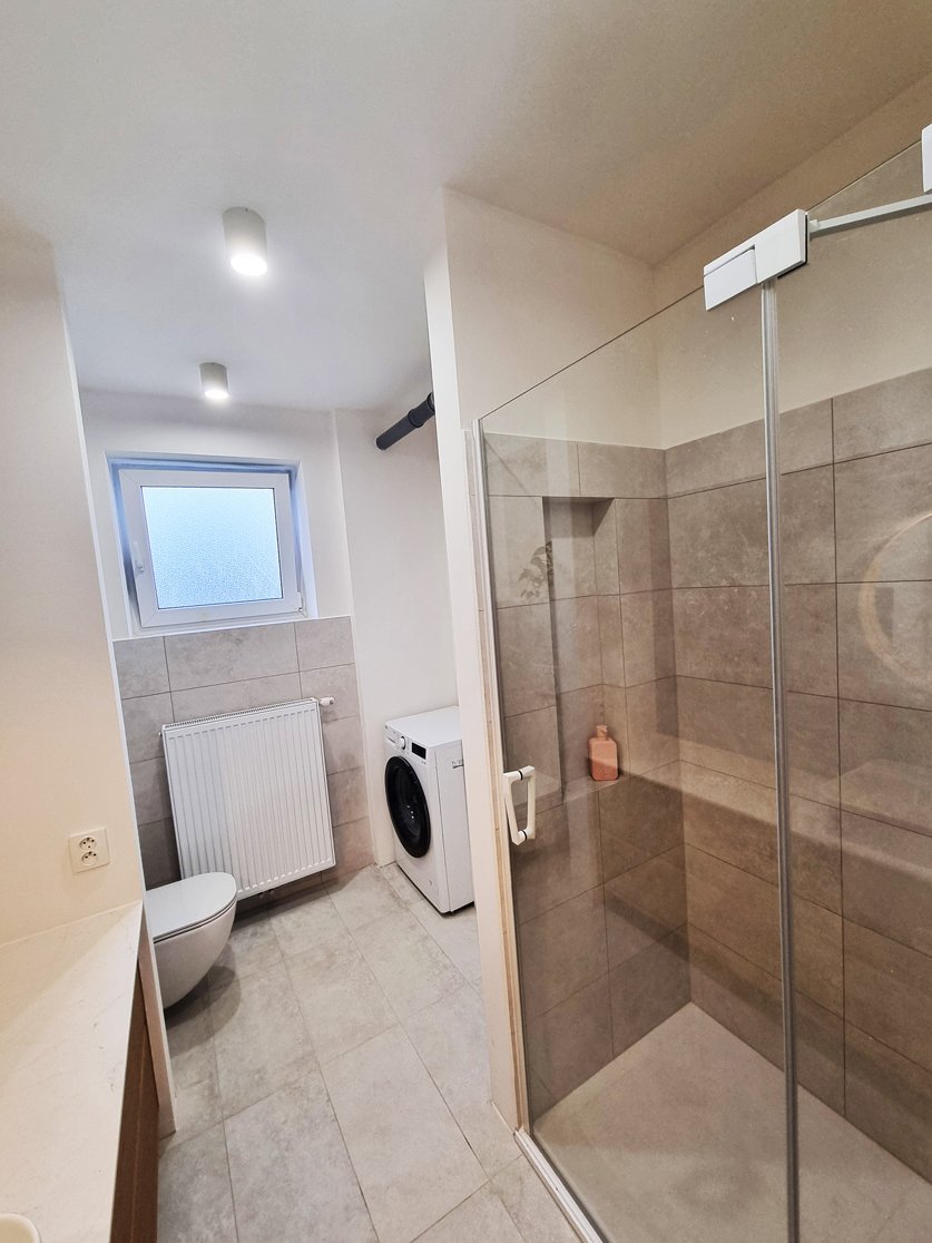 Sprchový kout SanSwiss CADURA s vaničkou SAT Fusion 100x80 cm z litého mramoru. Rekonstrukce koupelny, kuchyně a interiérů bytu Svitavy, Hradec Králové | Pemtrade.cz