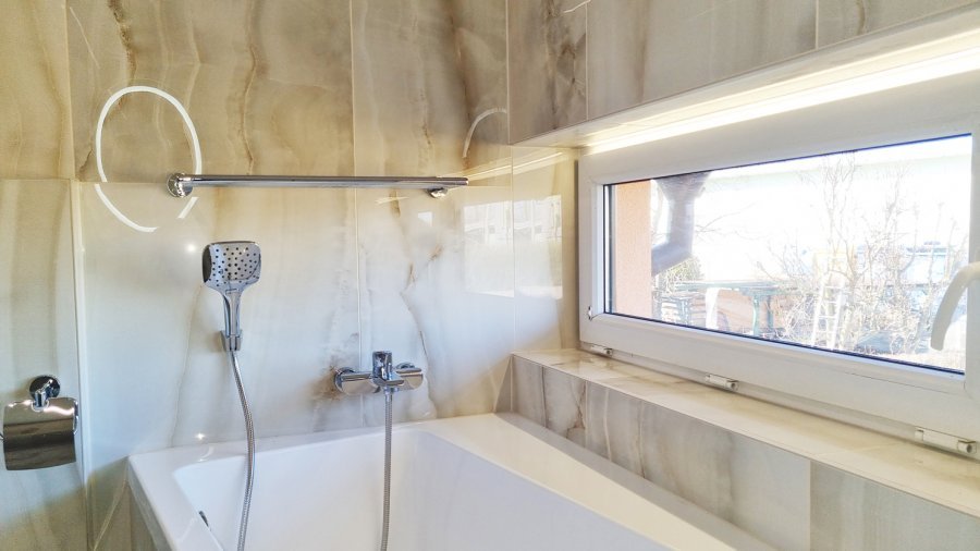 Vana Ravak 10° pod oknem s velkoformátovým obkladem imitace onyxu – Rekonstrukce koupelny, kuchyně a interiéru bytu Svitavy, Hradec Králové | Pemtrade.cz