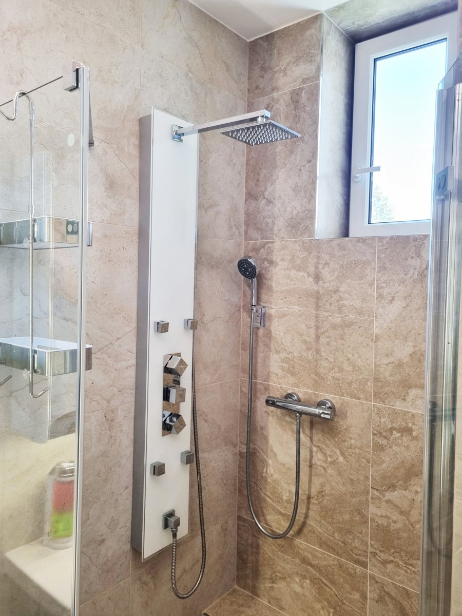 Sprchový kout s hlavovou sprchou SIKO GLASHOWER a skleněnými policemi v prostoru obloženém dlaždicemi LOS KACHLOS Trevi Noce. Rekonstrukce interiérů, koupelen a kuchyní Svitavy, Hradec Králové | Pemtrade.cz.