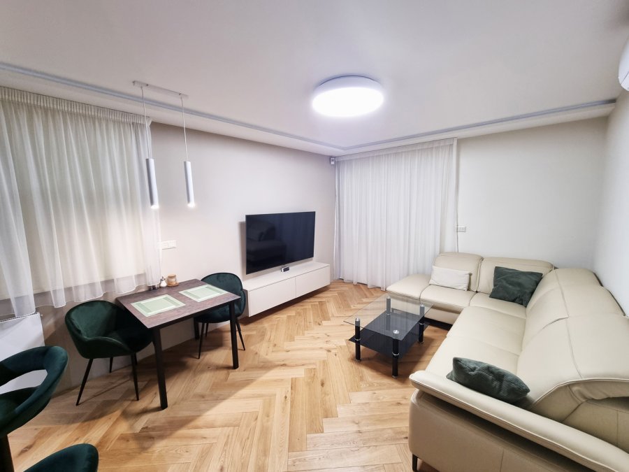 Obývací pokoj s TV sestavou, jídelním koutem, krémovou sedací soupravou a dubovou podlahou | Realizace kuchyně a interiéru byt Svitavy, Hradec Králové | Pemtrade.cz