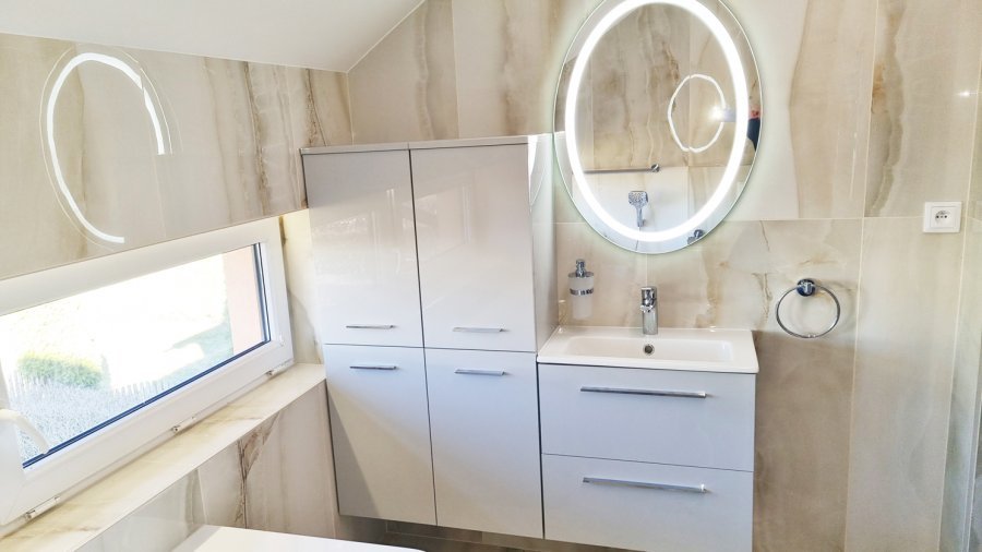 Pohled na podkrovní koupelnu s vanou a výhledem – Rekonstrukce koupelny, kuchyně a interiéru bytu Svitavy, Hradec Králové | Pemtrade.cz