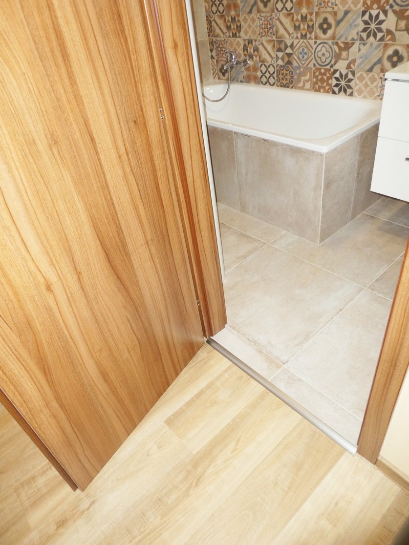 Pohled z chodby do koupelny. Rekonstrukce koupelny, kuchyně a interiéru bytu Svitavy, Hradec Králové | Pemtrade.cz