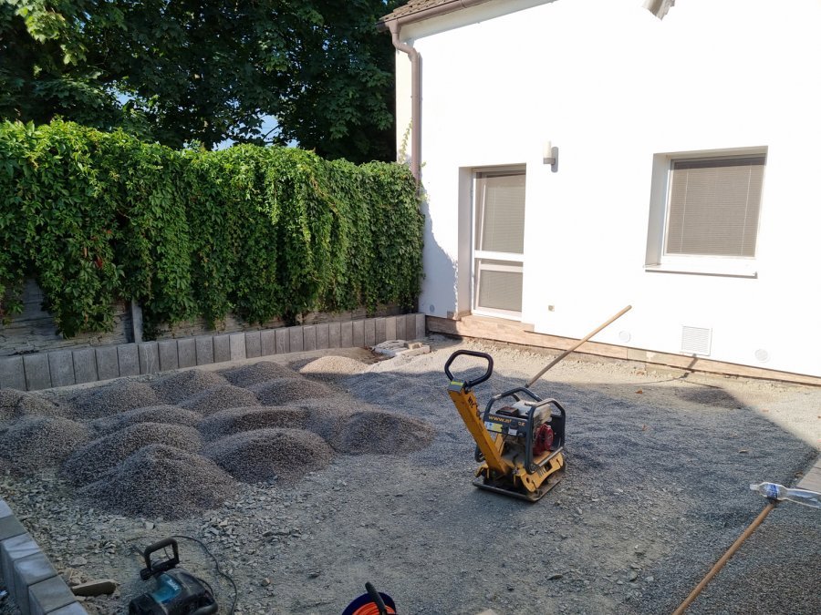 Úprava povrchu, podklad pro novou dlažbu. Rekonstrukce koupelny, kuchyně a interiéru byt Svitavy, Hradec Králové | Pemtrade.cz