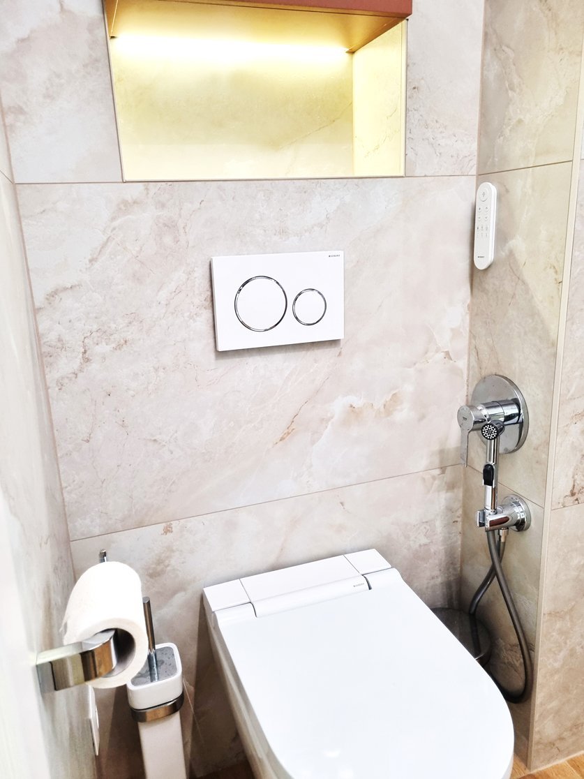 Detail závěsného WC Geberit AquaClean Sela s ovládacím tlačítkem Geberit Sigma20 a bidetovou sprškou | Realizace koupelny Svitavy, Hradec Králové | Pemtrade.cz