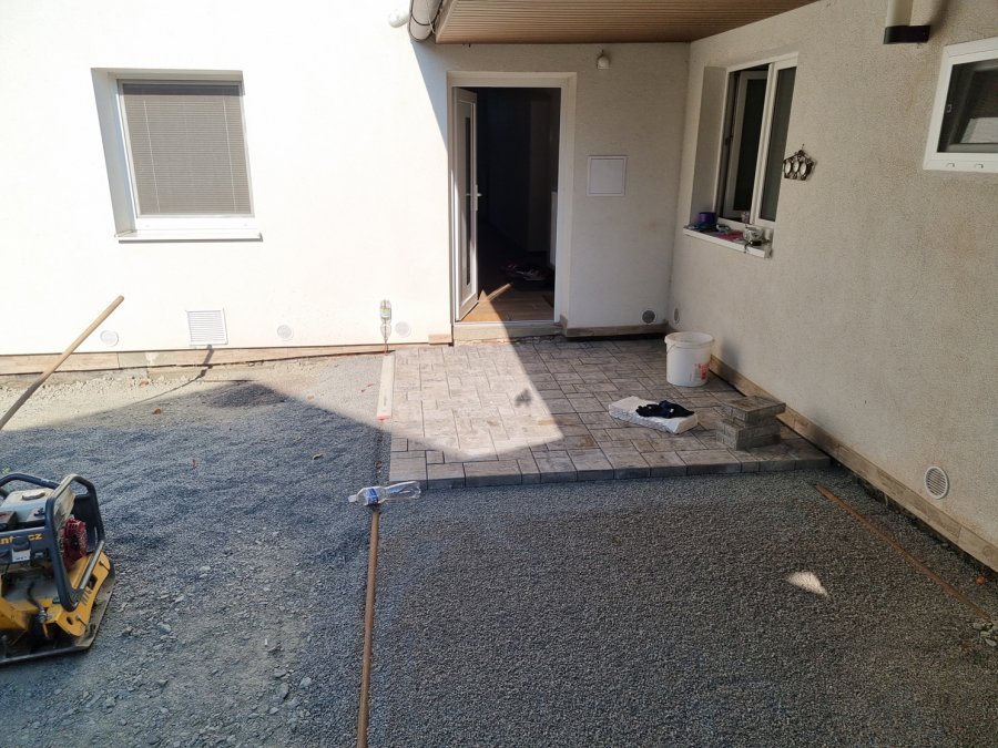 Úprava povrchu, podklad pro novou dlažbu 4. Rekonstrukce koupelny, kuchyně a interiéru byt Svitavy, Hradec Králové | Pemtrade.cz