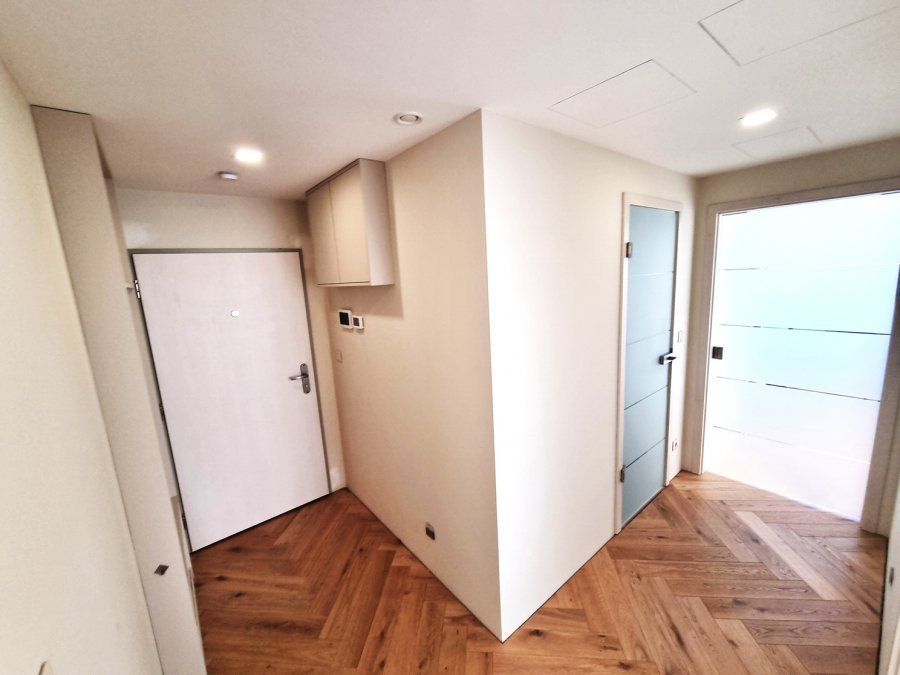 Chodba v bytě s vestavným nábytkem, čistými liniemi a dubovou podlahou v dekoru stromečku | Realizace interiéru byt Svitavy, Hradec Králové | Pemtrade.cz