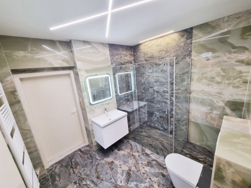 Celkový pohled na koupelnu se skleněnou stěnou RONAL, WC Watergate ADAPTA a radiátorem KORADO. Rekonstrukce koupelny, kuchyně a interiéru bytu Svitavy, Hradec Králové | Pemtrade.cz