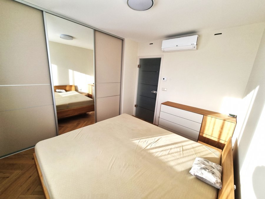 Ložnice s vestavnou šatní skříní, komodou a klimatizací v jemných neutrálních tónech | Realizace interiéru byt Svitavy, Hradec Králové | Pemtrade.cz