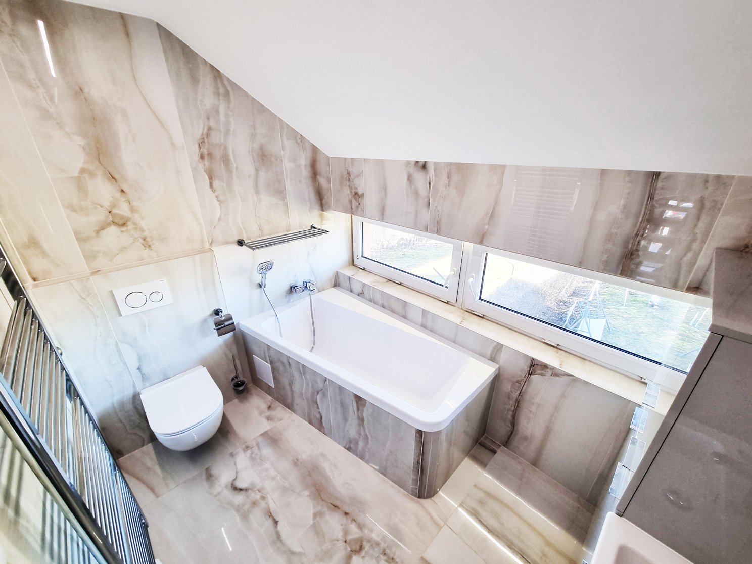 Podkrovní koupelna s chromovým radiátorem Korado Koralux Linear – Rekonstrukce koupelny, kuchyně a interiéru bytu Svitavy, Hradec Králové | Pemtrade.cz