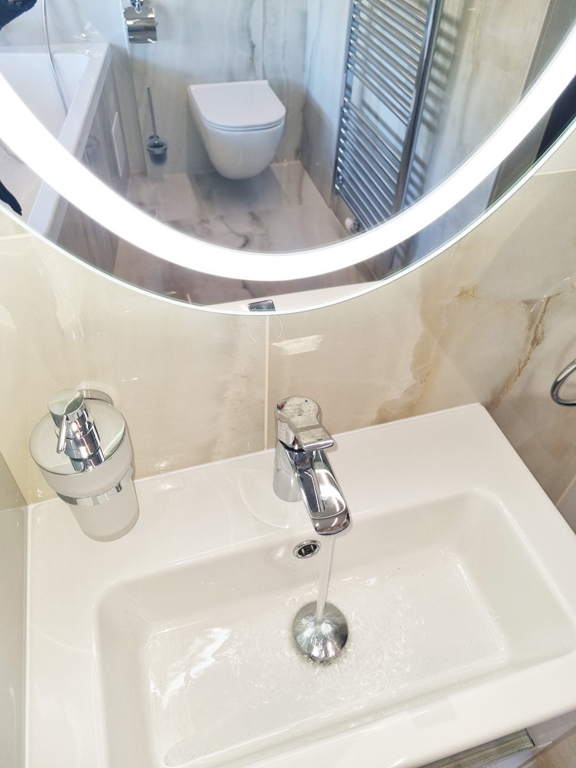 Koupelnové umyvadlo s baterií Herz Lino a LED zrcadlem Intedoor – Rekonstrukce koupelny, kuchyně a interiéru bytu Svitavy, Hradec Králové | Pemtrade.cz