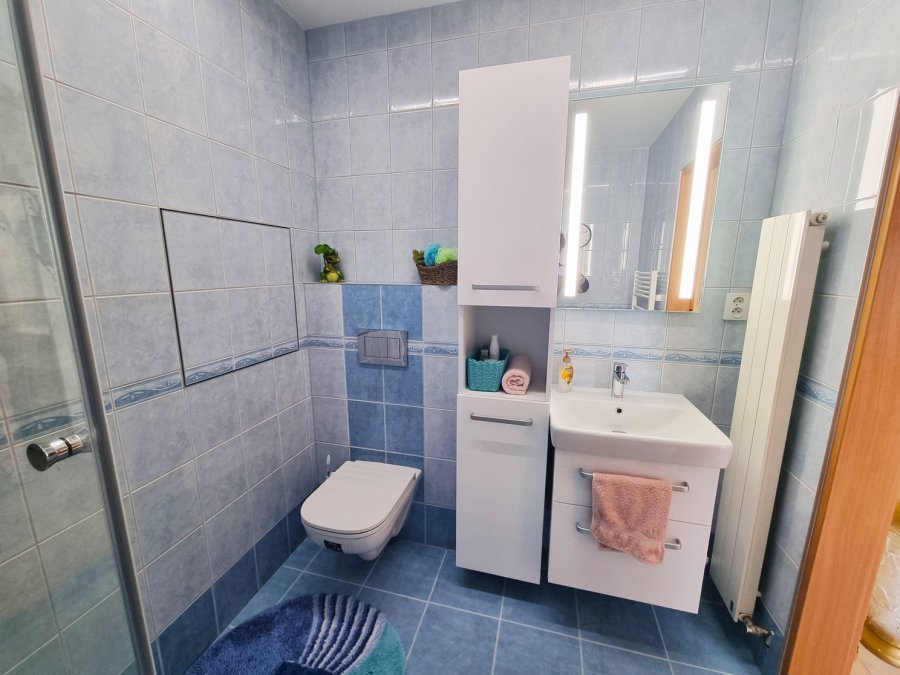 Závěsné WC JIKA OLYMP DEEP s pomalu sklapovacím sedátkem a montážním prvkem GEBERIT Duofix. Tlačítko GEBERIT Sigma30 s povrchem lesklý/matný/lesklý  chrom. Rekonstrukce interiérů, koupelen a kuchyní Svitavy, Hradec Králové | Pemtrade.cz.