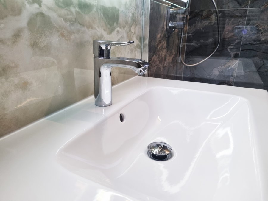 Detail chromované umyvadlové baterie Hansgrohe Metris 110 LowFlow. Rekonstrukce koupelny, kuchyně a interiéru bytu Svitavy, Hradec Králové | Pemtrade.cz