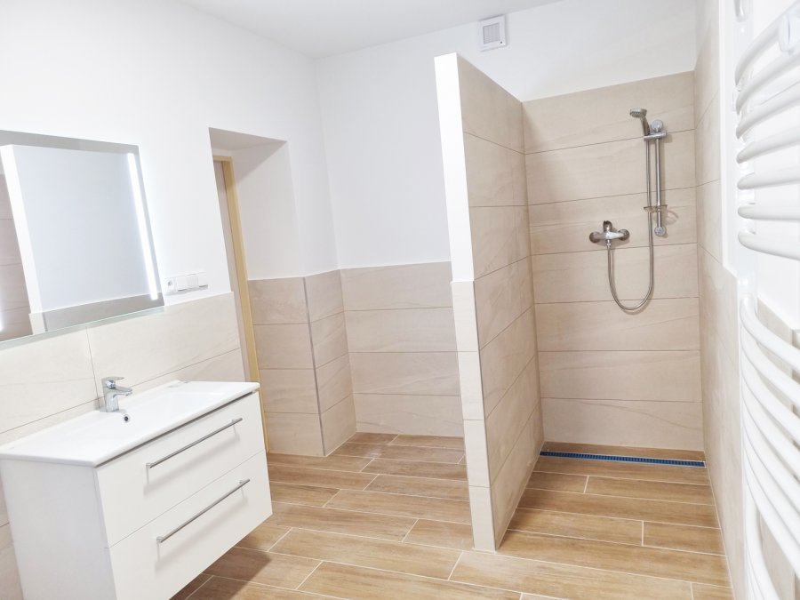 Sprchový kout s obkladem Los Kachlos Landes Miel a odtokovým žlabem ACO ShowerDrain s roštem Wave. Rekonstrukce interiérů, koupelen a kuchyní Svitavy, Hradec Králové | Pemtrade.cz