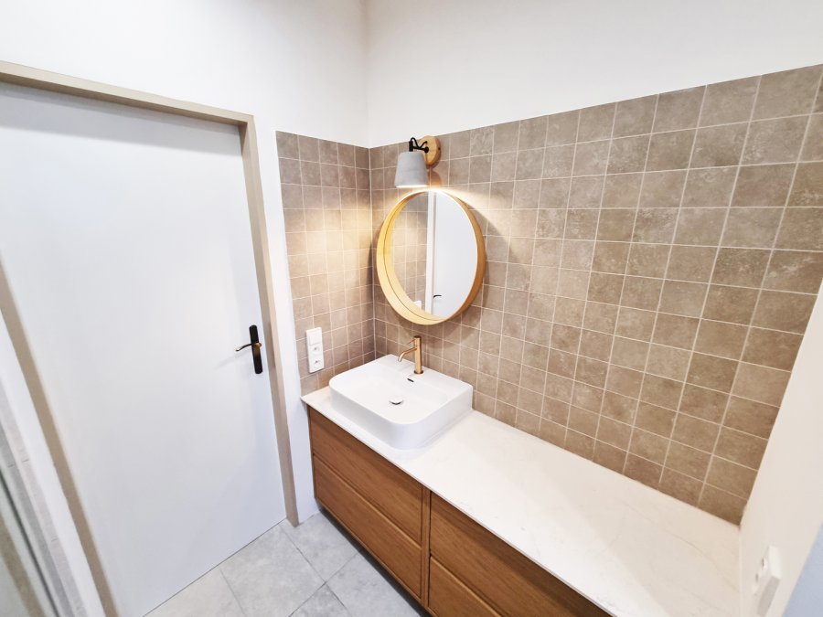 Celkový pohled na koupelnu s kompaktní deskou Intedoor NextCompact a dřevěnou skříňkou. Rekonstrukce koupelny, kuchyně a interiérů bytu Svitavy, Hradec Králové | Pemtrade.cz