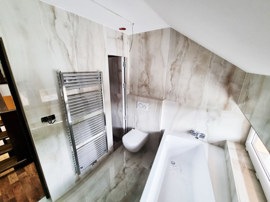 Detail radiátoru Korado Koralux Linear, závěsného WC a "tajných" dveří do komory 2 – Rekonstrukce koupelny, kuchyně a interiéru bytu Svitavy, Hradec Králové | Pemtrade.cz