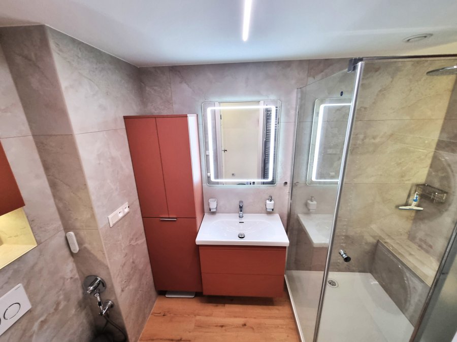 Celkový pohled na koupelnu se sprchovým koutem, terakotovým nábytkem a velkoformátovým obkladem | Realizace koupelny Svitavy, Hradec Králové | Pemtrade.cz