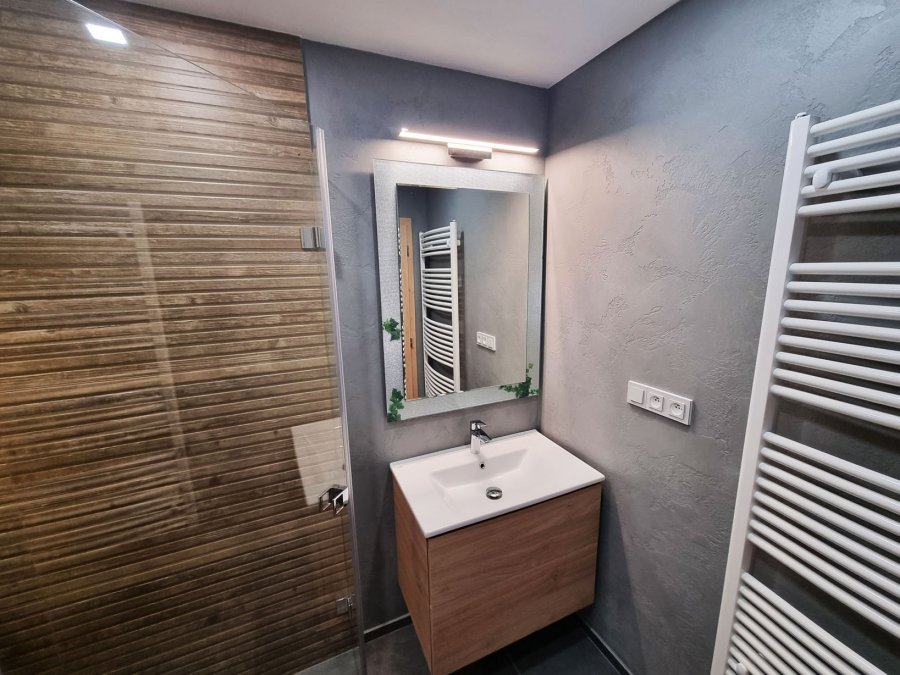 Koupelnová skříňka INTEDOOR Box Arte 75 v dekoru č.70 s umyvadlem a liniovým světlem nad zrcadlem. Umývadlová baterie GROHE Eurosmart 32154003 a betonová stěrka doplňují harmonický celek.  Rekonstrukce interiérů, koupelen a kuchyní Svitavy, Hradec Králové