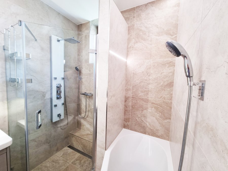 Sprcha Siko GLASHOWER a vana POLYSAN TIGRA v úzkém prostoru koupelny s osvětlením za pomocí LED světelných pásků. Rekonstrukce interiérů, koupelen a kuchyní Svitavy, Hradec Králové |  Pemtrade.cz.
