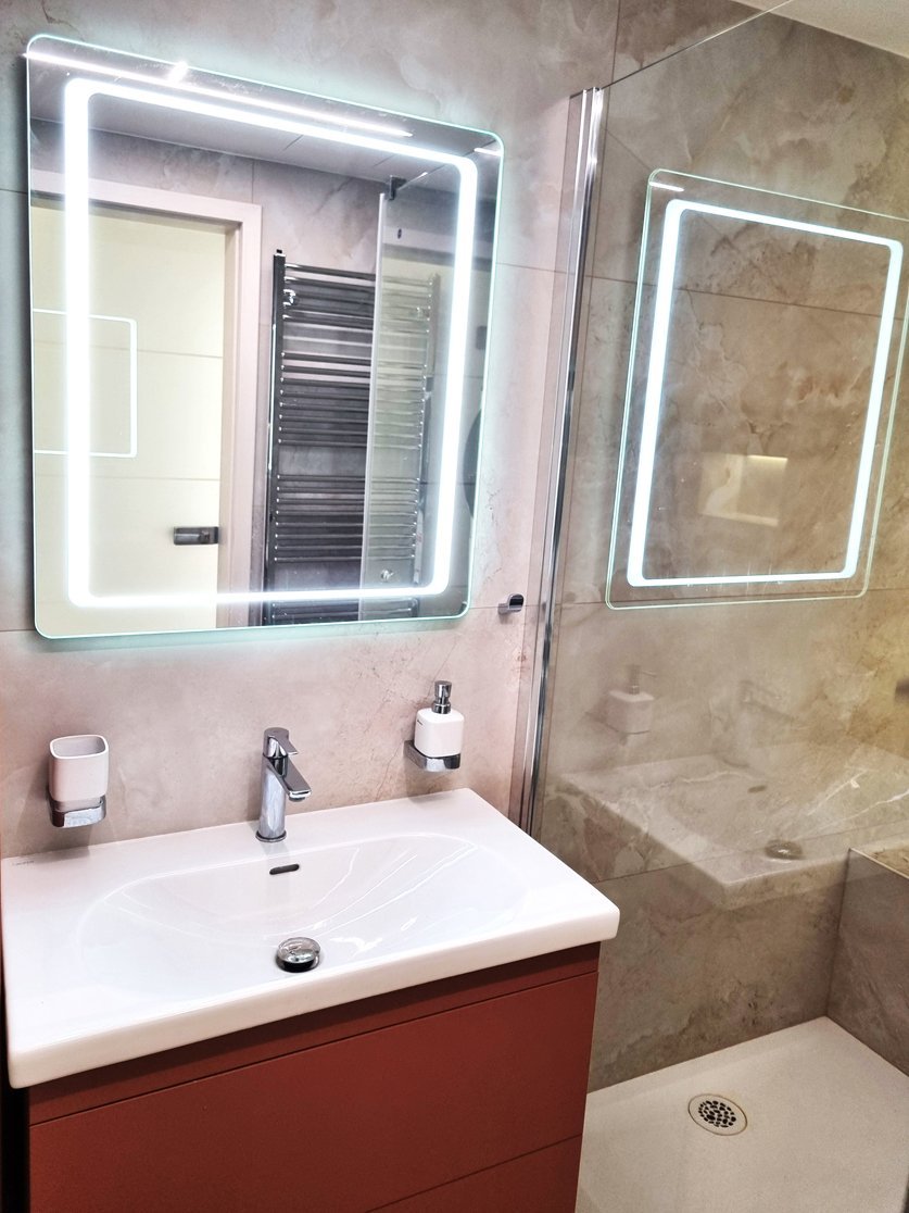 Detail umyvadla Laufen LUA, baterie GROHE Lineare a LED zrcadla Intedoor WA5 v realizaci koupelny | Svitavy, Hradec Králové | Pemtrade.cz