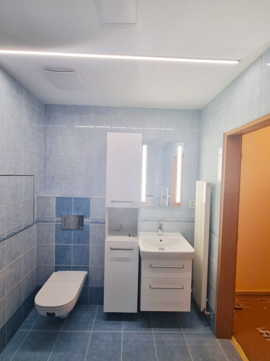 Koupelna s umyvadlovou skříňkou Dřevojas Q MAX SZZ2 55 a vysokou skříní DOS SVD2O, zrcadlem JIKA CLEAR a baterií Siko Optima Cube Way. Rekonstrukce  interiérů, koupelen a kuchyní Svitavy, Hradec Králové | Pemtrade.cz.