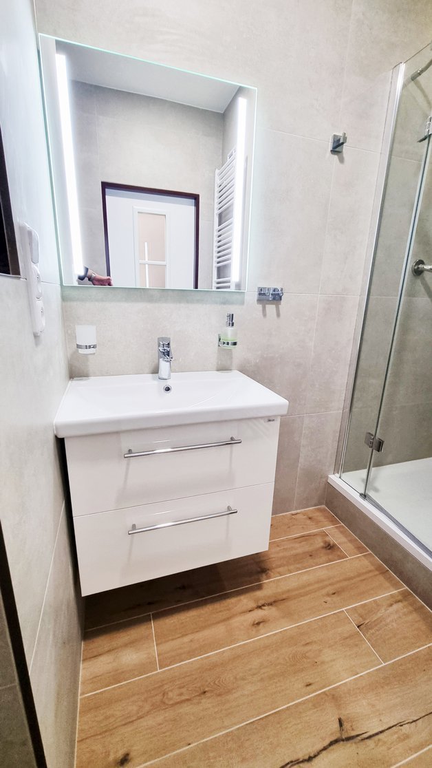 Koupelnová sestava s umyvadlem INTEDOOR BOX ELITE 70 cm a podsvíceným zrcadlem INTEDOOR LINE 70/70. Rekonstrukce koupelny, kuchyně a interiéru bytu Svitavy, Hradec Králové | Pemtrade.cz