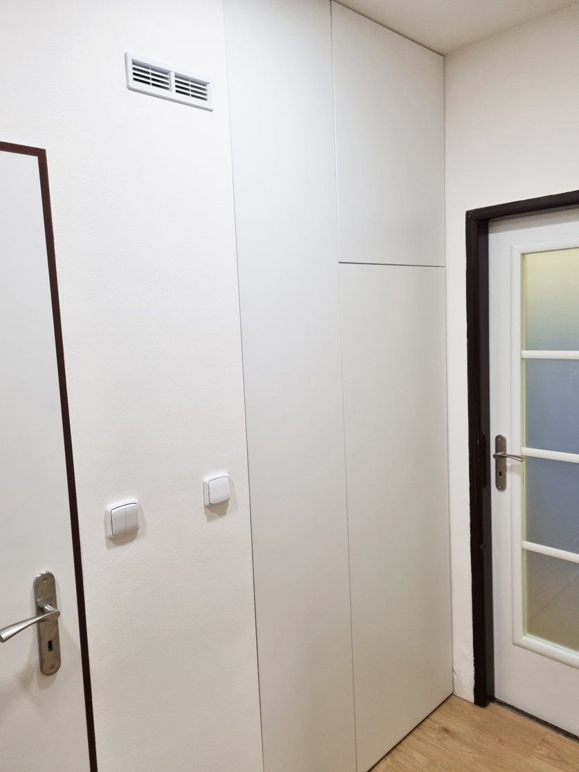 Dveře vestavné skříně s úložným prostorem a technickým zázemím pro pračku a sušičku. Rekonstrukce koupelny, kuchyně a interiéru bytu Svitavy, Hradec Králové | Pemtrade.cz