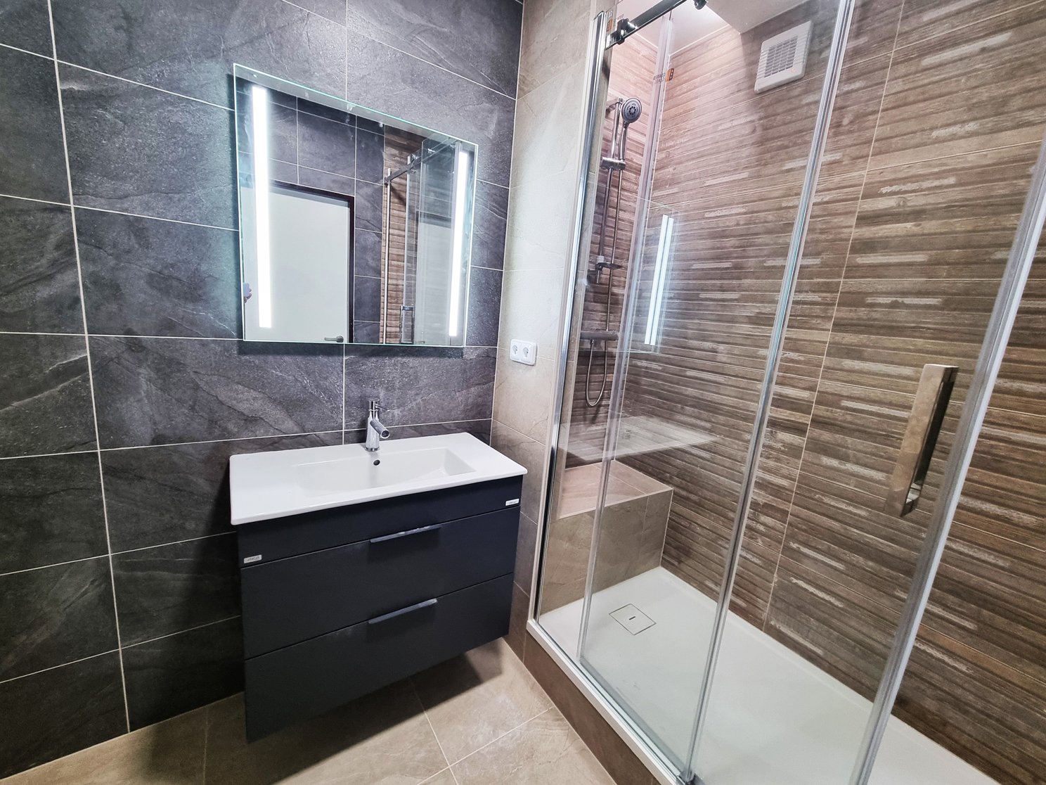 Koupelna s umyvadlovou skříňkou JIKA CUBE 800 mm v antracit matu a LED zrcadlem INTEDOOR LINE. Realizace koupelny a interiéru Hradec Králové, Svitavy | Pemtrade.cz