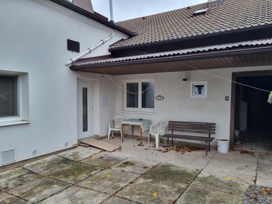 Původní stav dvorku před rekonstrukcí_2. Rekonstrukce koupelny, kuchyně a interiéru byt Svitavy, Hradec Králové | Pemtrade.cz