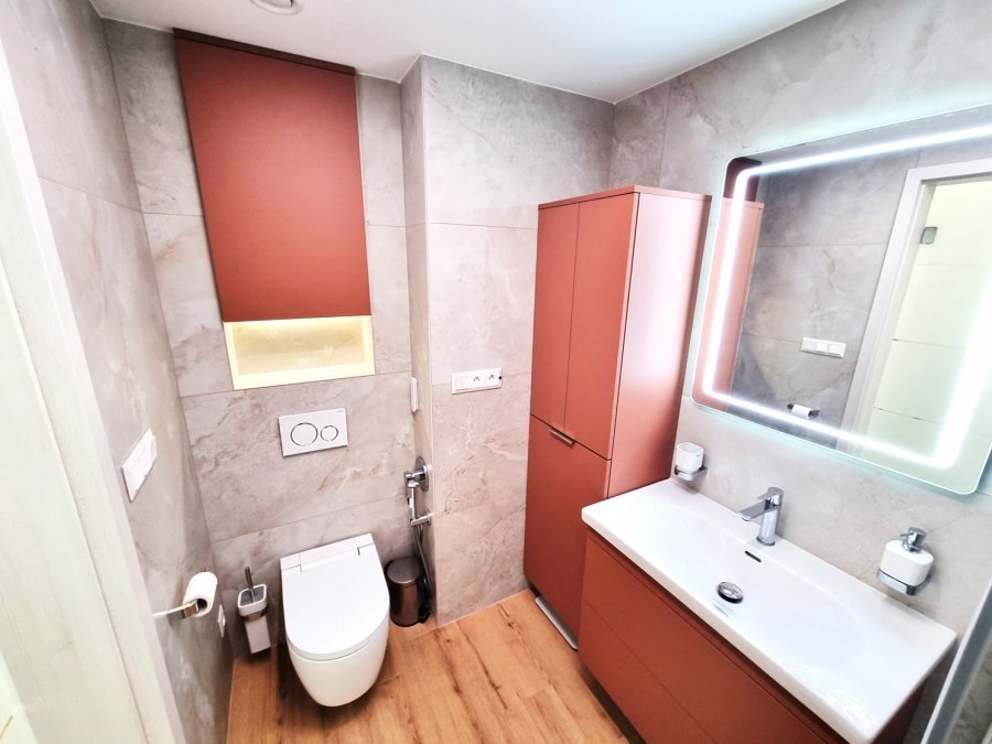 Koupelna s velkoformátovým obkladem Los Kachlos Aura Ivory, LED zrcadlem a nábytkem v terakotovém odstínu | Realizace koupelny Svitavy, Hradec Králové | Pemtrade.cz