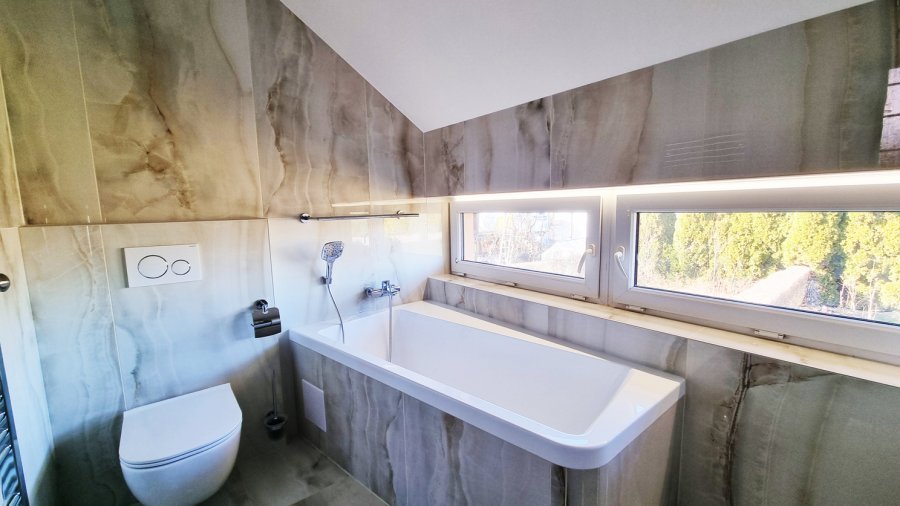 Detail závěsného WC Jika Mio-N Rimless a obkladu Aesthetica Hegel – Rekonstrukce koupelny, kuchyně a interiéru bytu Svitavy, Hradec Králové | Pemtrade.cz