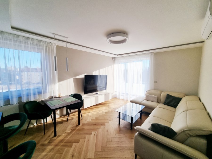 Světlý obývací pokoj s dubovou podlahou do stromečku, jídelním koutem a krémovou sedací soupravou | Realizace kuchyně a interiéru byt Svitavy, Hradec Králové | Pemtrade.cz