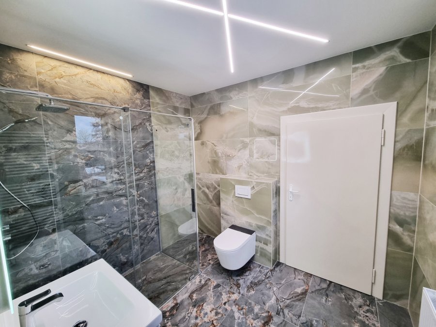 Sprchový kout RONAL AMALIA s posuvnými dveřmi, mramorové obklady v šedozelených tónech, závěsné WC Watergate ADAPTA. Rekonstrukce koupelny, kuchyně a interiéru bytu Svitavy, Hradec Králové | Pemtrade.cz