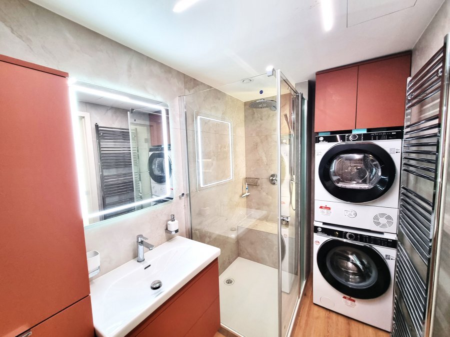 Realizace koupelny s terakotovým nábytkem, LED zrcadlem, sprchovým koutem a pračkou se sušičkou v bytě ve Svitavách | Pemtrade.cz