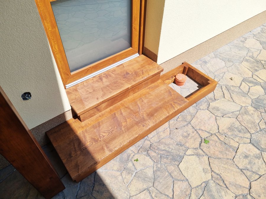 Dřevěné schodiště u vstupních dveří – detail napojení na dlažbu ve dvoře. Rekonstrukce koupelny, kuchyně a interiéru byt Svitavy, Hradec Králové | Pemtrade.cz