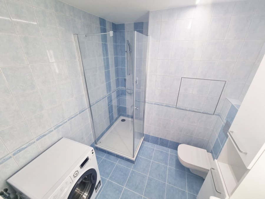 Celkový záběr na koupelnu s WC JIKA OLYMP DEEP a vaničkou GELCO, ve sprše baterie Ravak Classic pro R-box. Rekonstrukce interiérů, koupelen a kuchyní  Svitavy, Hradec Králové | Pemtrade.cz.