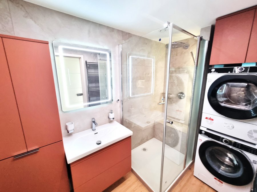 Pohled na koupelnu se sprchovým koutem SanSwiss, umyvadlem Laufen LUA a sestavou pračka sušička | Realizace koupelny Svitavy, Hradec Králové | Pemtrade.cz