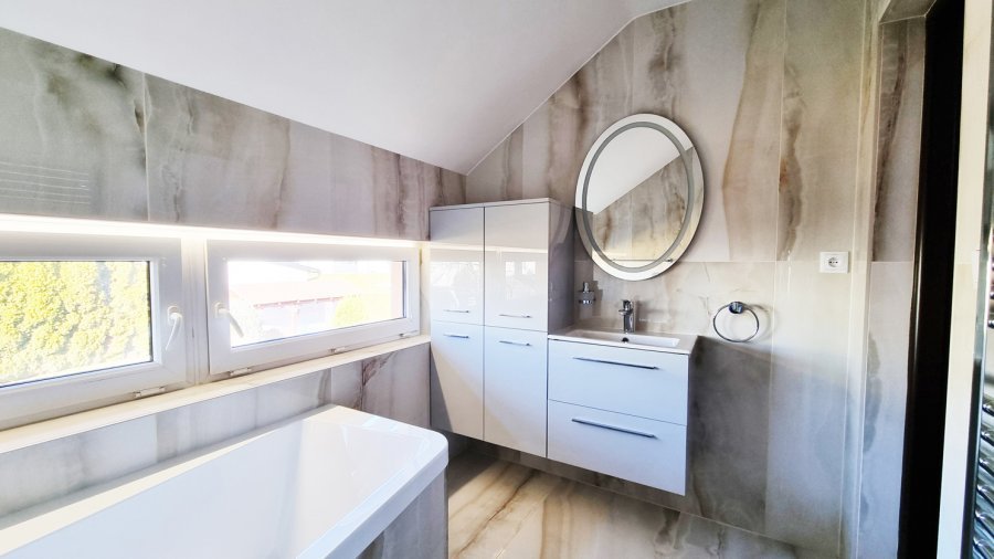 Podkrovní koupelna s asymetrickou vanou Ravak 10° a obkladem Aesthetica Hegel – Rekonstrukce koupelny, kuchyně a interiéru bytu Svitavy, Hradec Králové | Pemtrade.cz