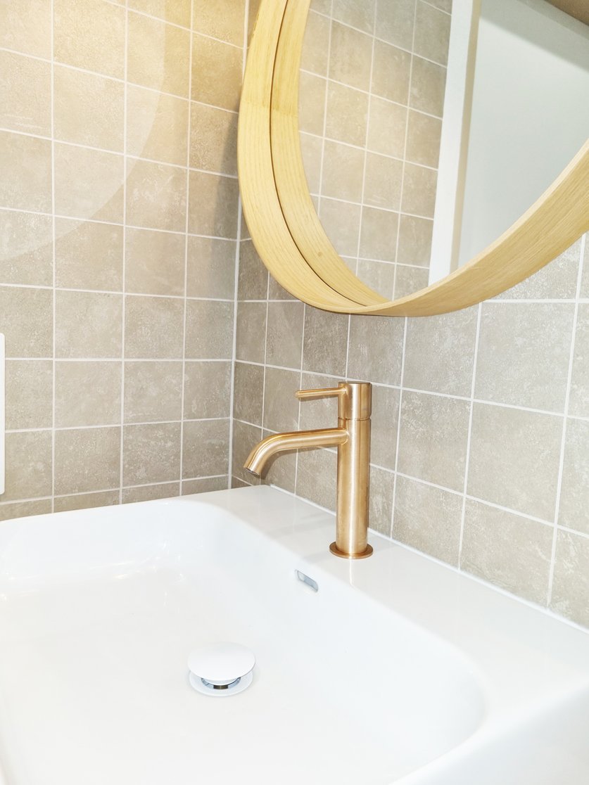 Detail umyvadla RAVAK Ceramic Slim Wall R 55 s baterií RAVAK Espirit Rose Gold Brushed. Rekonstrukce koupelny, kuchyně a interiérů bytu Svitavy, Hradec Králové | Pemtrade.cz