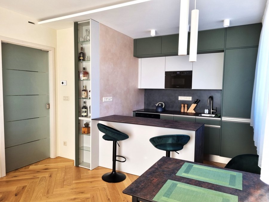 Kuchyňský kout s barovým sezením, prosklenou nikou a dubovou podlahou do stromečku | Realizace kuchyně a interiéru byt Svitavy, Hradec Králové | Pemtrade.cz