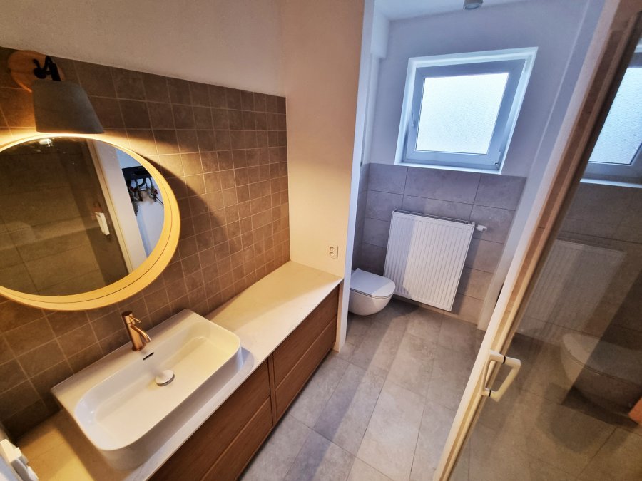 Celkový pohled na koupelnu s kompaktní deskou Intedoor NextCompact a dřevěnou skříňkou. Rekonstrukce koupelny, kuchyně a interiérů bytu Svitavy, Hradec Králové | Pemtrade.cz