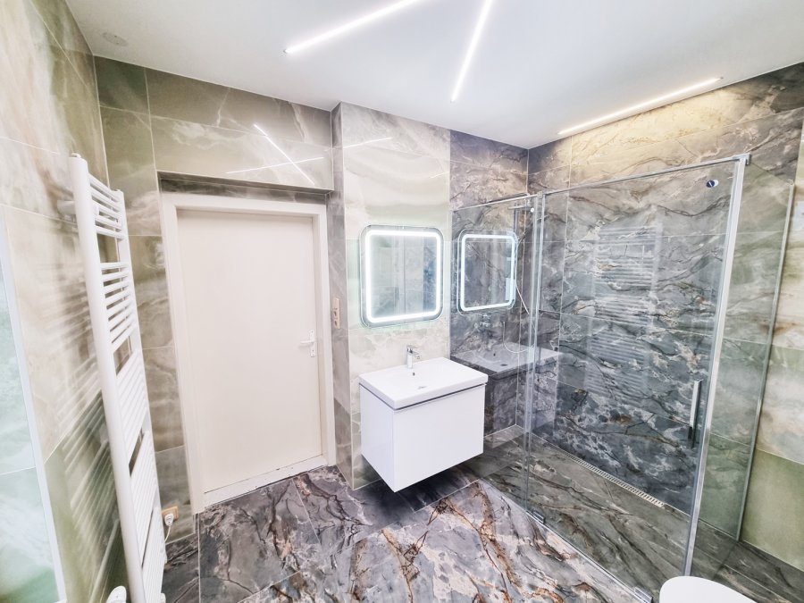 LED zrcadlo INTEDOOR WA5, skříňka Geberit Acanto, sprchový kout s mramorovou dlažbou Sensi Signoria. Rekonstrukce koupelny, kuchyně a interiéru bytu Svitavy, Hradec Králové | Pemtrade.cz