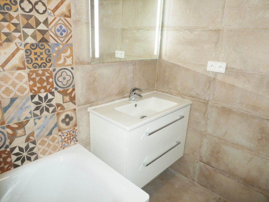  Umyvadlová skříňka INTEDOOR ARTE 85 se zrcadlem LI4 ZS 80/70 a obkladem Los Kachlos Cazorla Natural a Yedra. Rekonstrukce koupelny, kuchyně a interiéru bytu Svitavy, Hradec Králové | Pemtrade.cz