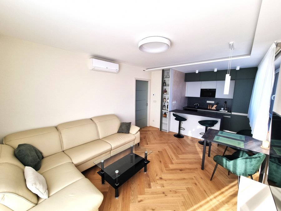 Otevřený obytný prostor s olivově zelenou kuchyní, barovým sezením a dubovou podlahou | Realizace kuchyně a interiéru byt Svitavy, Hradec Králové | Pemtrade.cz