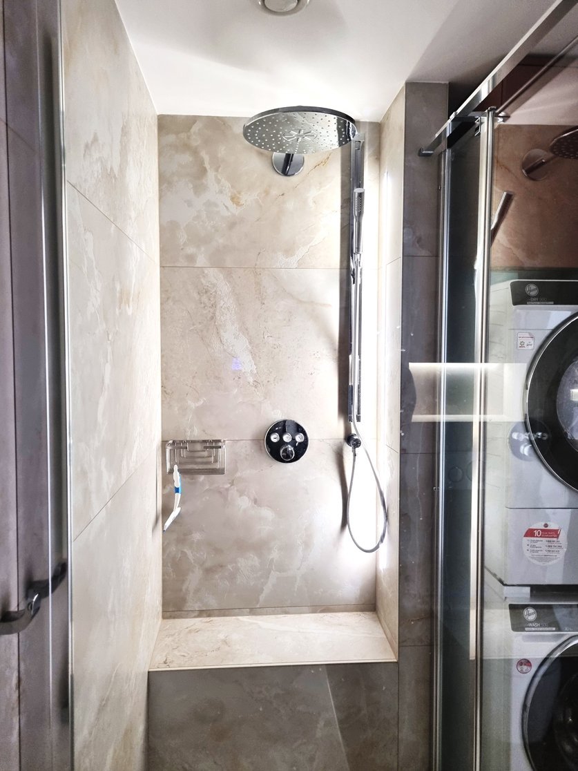 Detail sprchového koutu s velkoformátovým obkladem, hlavovou sprchou GROHE a skleněnou zástěnou SanSwiss | Realizace koupelny Svitavy, Hradec Králové | Pemtrade.cz