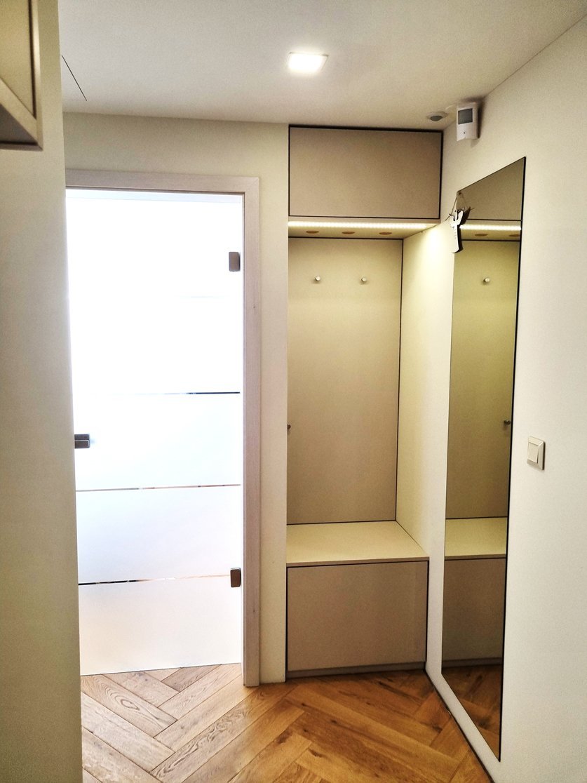 Vestavná stěna se sezením, zrcadlem a úložným prostorem ve vstupní chodbě bytu | Realizace interiéru byt Svitavy, Hradec Králové | Pemtrade.cz