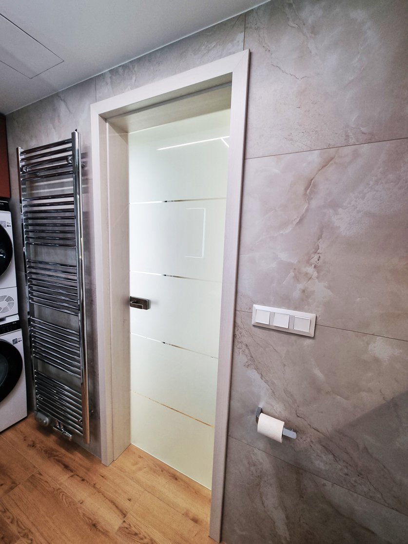 Interiérové dveře a koupelnový žebřík v koupelně s velkoformátovým obkladem a dřevodekorem podlahy | Realizace koupelny Svitavy, Hradec Králové | Pemtrade.cz