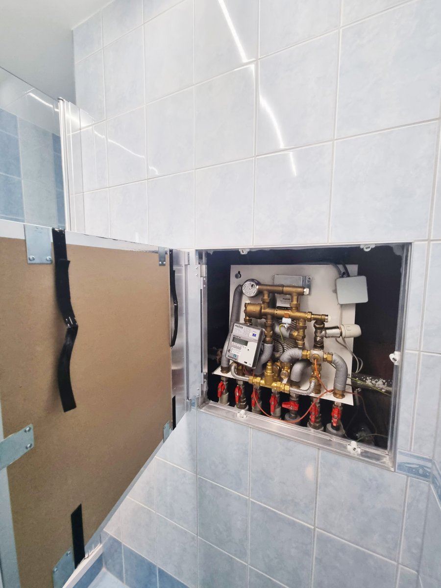 Neviditelná revizní dvířka HAVOS pod obklady 600x600 mm s přístupem k technickému zázemí. Obklady RAKO Neo a dlažba GAT2J155. Rekonstrukce interiérů,  koupelen a kuchyní Svitavy, Hradec Králové | Pemtrade.cz.