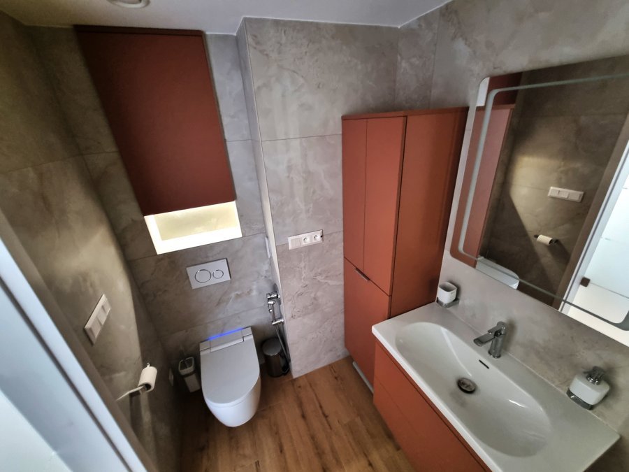 Realizace koupelny s WC Geberit AquaClean, terakotovou skříňkou Intedoor a umyvadlem Laufen LUA | Svitavy, Hradec Králové | Pemtrade.cz