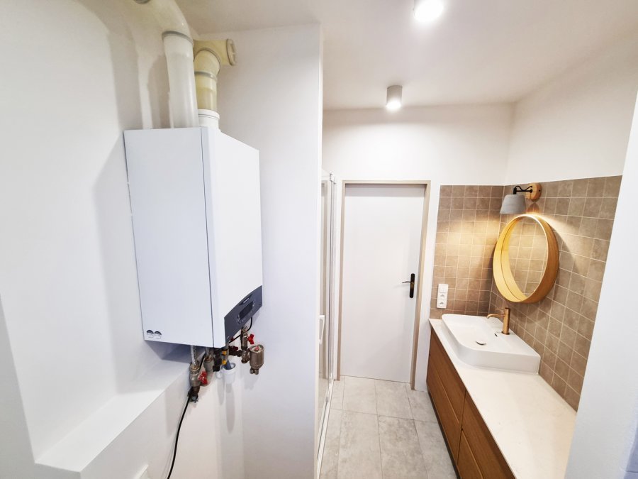 Umyvadlová sestava s obkladem Rako Dale v reliéfu a sprchovým koutem SanSwiss. Rekonstrukce koupelny, kuchyně a interiérů bytu Svitavy, Hradec Králové | Pemtrade.cz